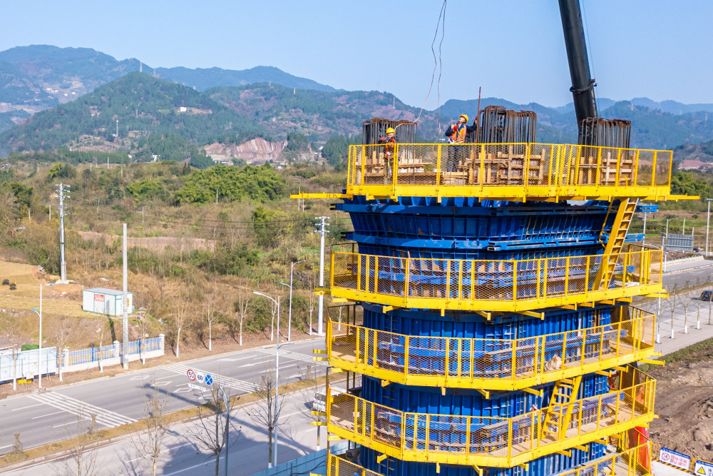 ▲1月4日，西渝高铁开州段赵家普里河特大桥，工人们正在施工，全力冲刺新年“开门红”。