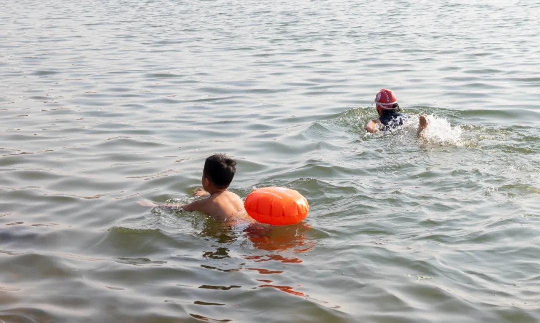 ▲选手们在河水中穿梭前行