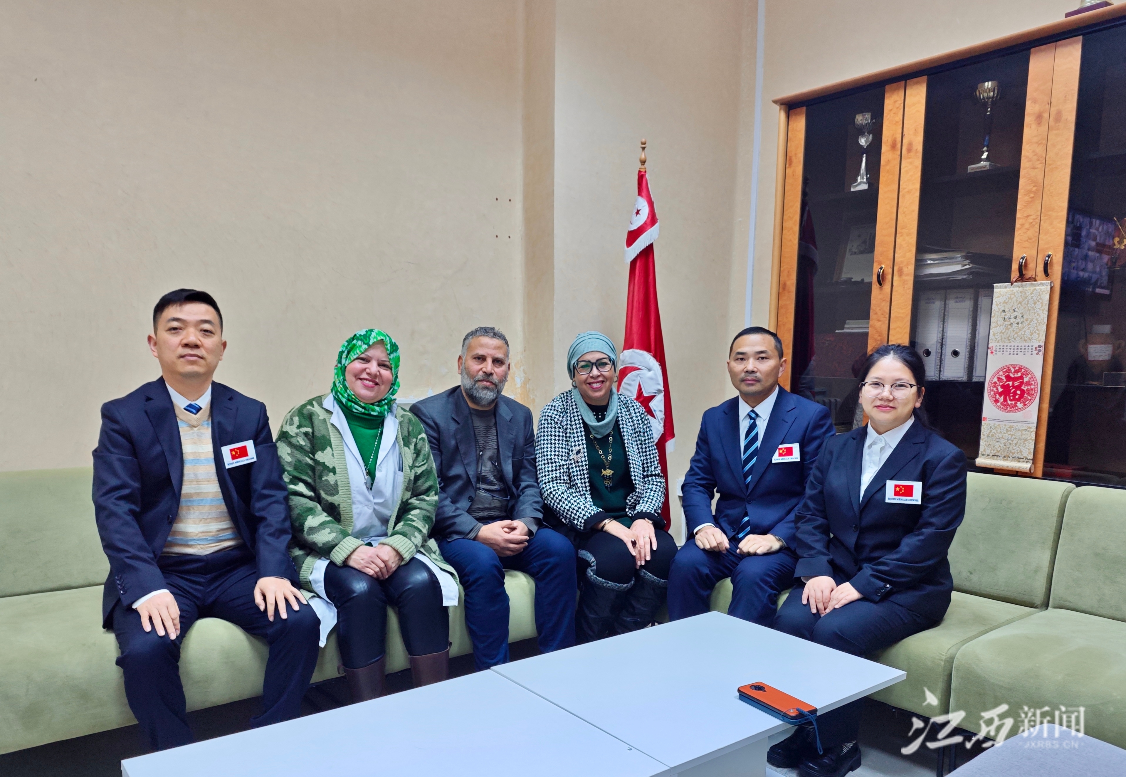 ▲ 让都巴新老队员与当地医院院方代表合影