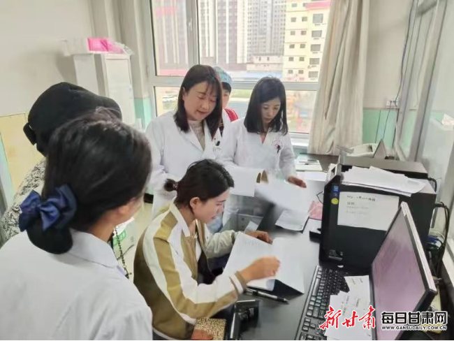 4月22日，临夏州卫生健康委抽调业务人员赴各县市开展“两癌”检查质量控制和业务培训。