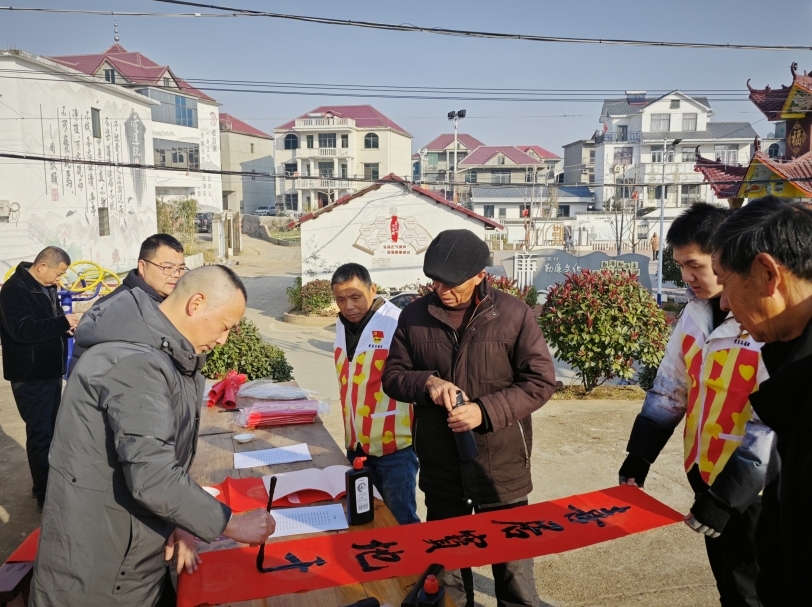 南昌县蒋巷镇开展迎新年送春联活动
