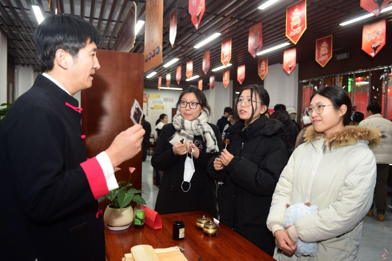 年轻游客聆听膏方功效讲解。庄重 摄