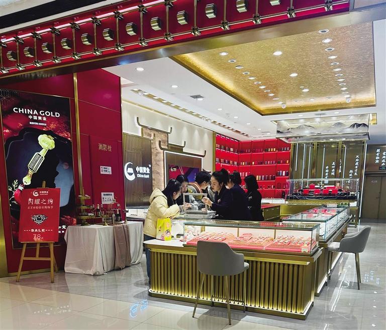 市民选购首饰金