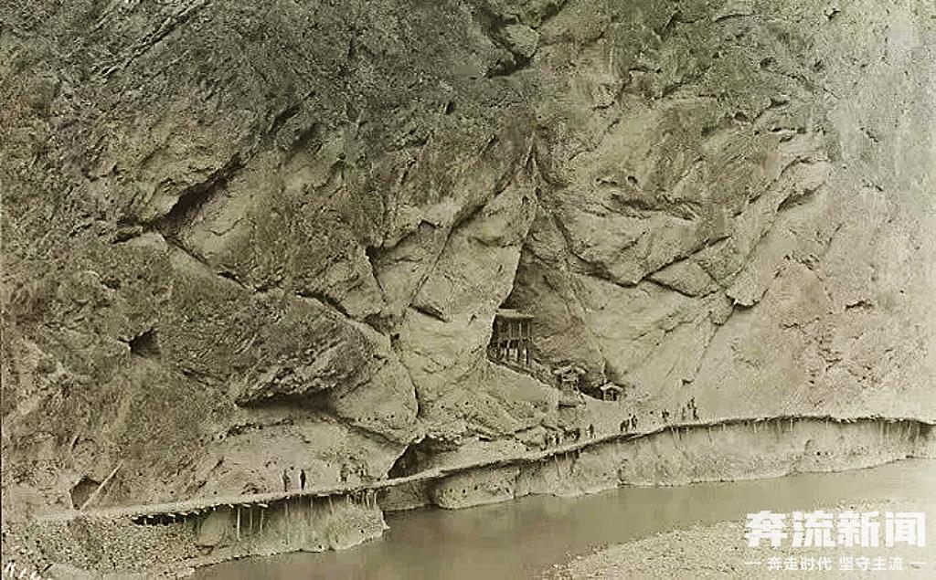 ▲甘肃省宕昌县滑石关（观音庙），白龙江畔临崖栈道历史旧影。美国旅行家约瑟夫&middot;洛克在1925年拍摄。