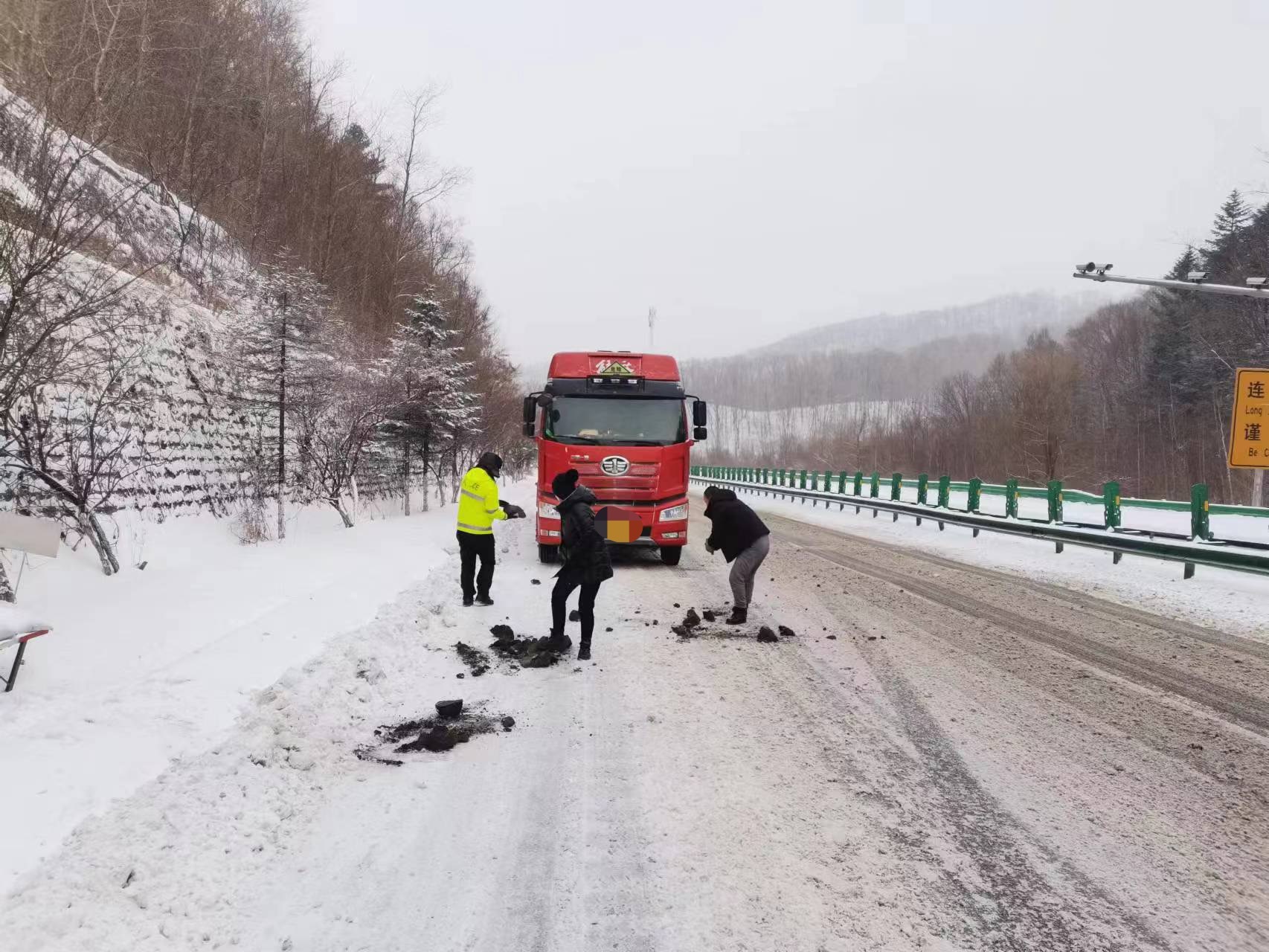 高速交警暖心救助雪中被困危化品货车