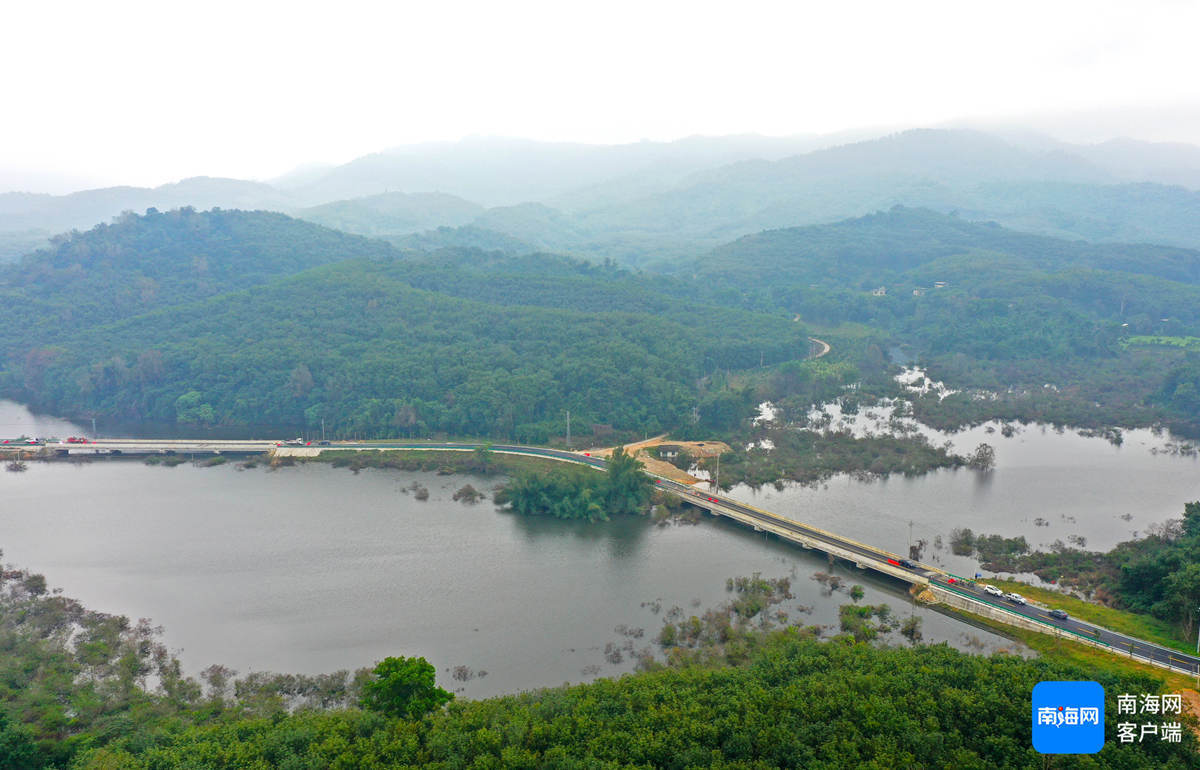 环热带雨林国家公园旅游公路儋州段。记者 汪承贤 摄