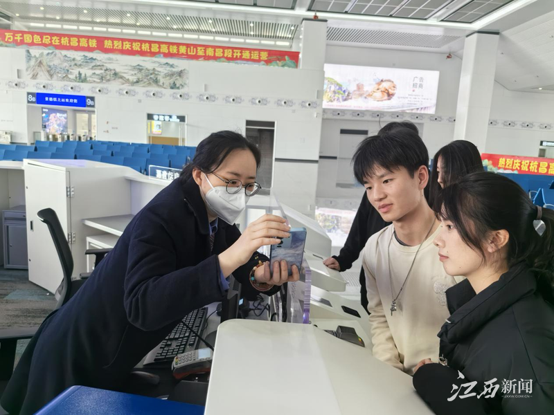 ▲景德镇北站工作人员回答旅客咨询问题。摄影|毛泽南