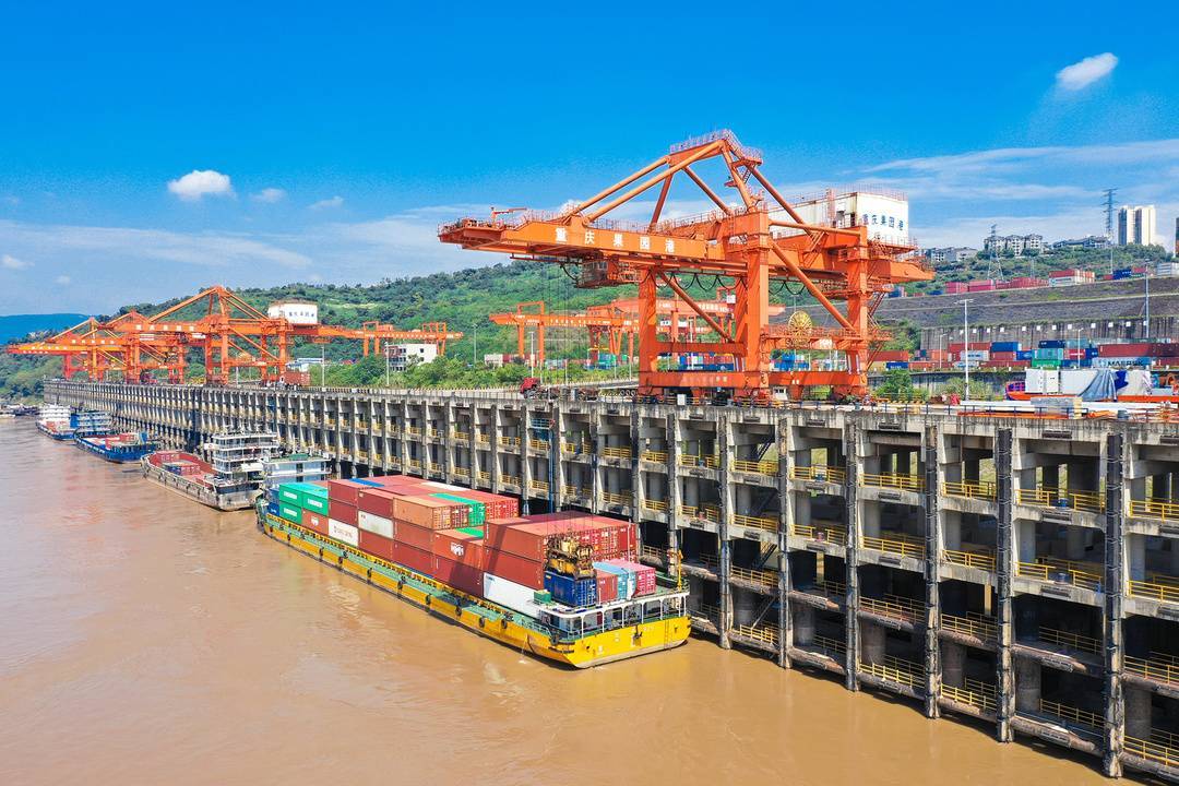 果园港集装箱码头。蓝天/摄