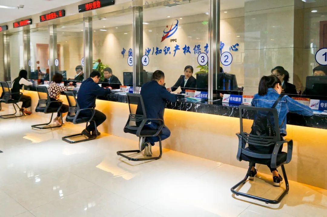 ▲长沙知识产权保护中心窗口。