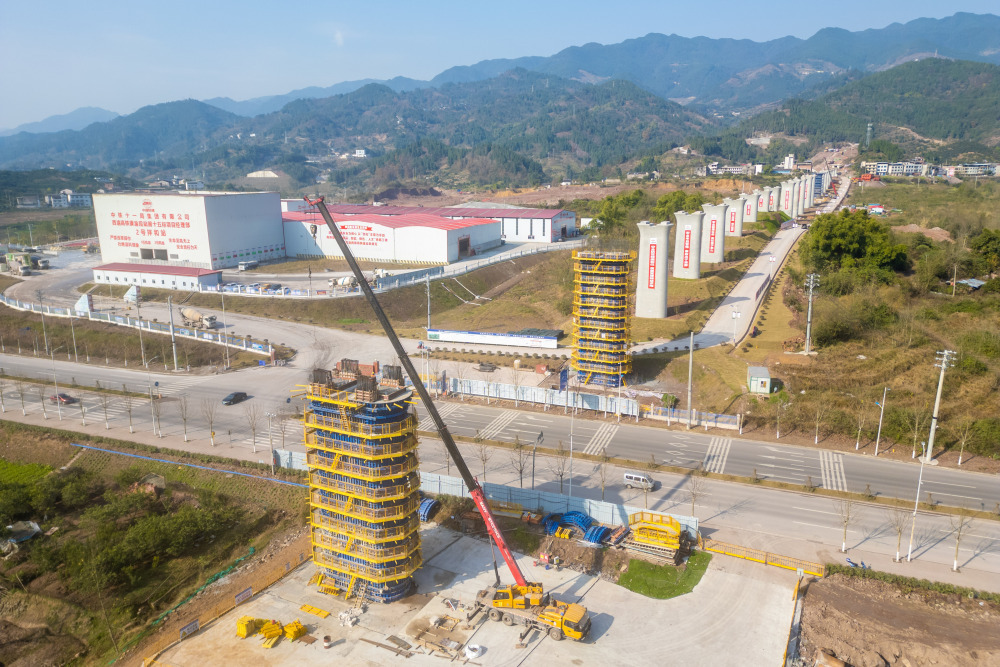 ▲1月4日，西渝高铁开州段赵家普里河特大桥，工人们正在施工，全力冲刺新年“开门红”。 尹诗语 摄