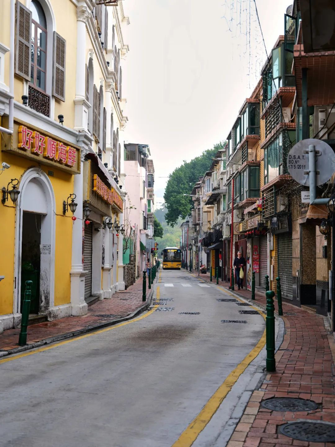 受限于地形影响,澳门不少街巷常常十分狭窄。(图/Unsplash)