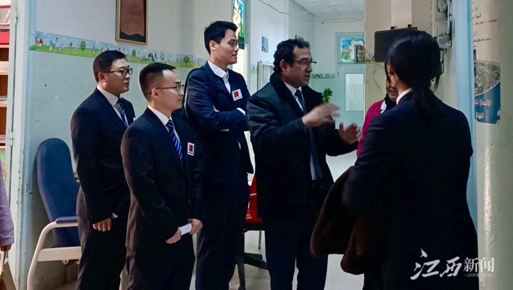 ▲加夫萨大区医院院长带领新队员实地参观医院