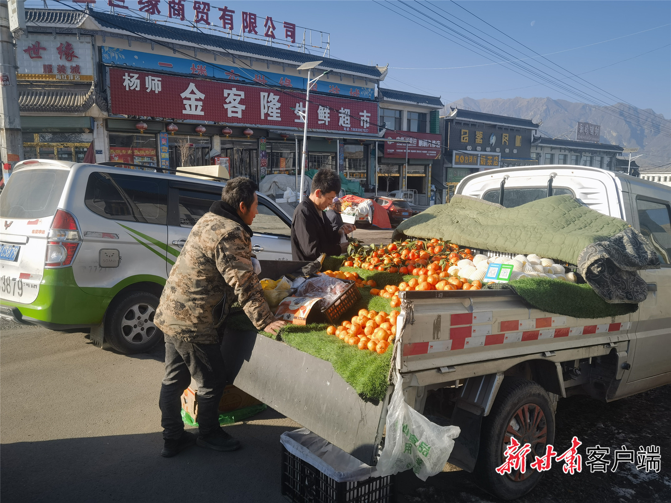 石源镇大集马路边买水果的摊贩