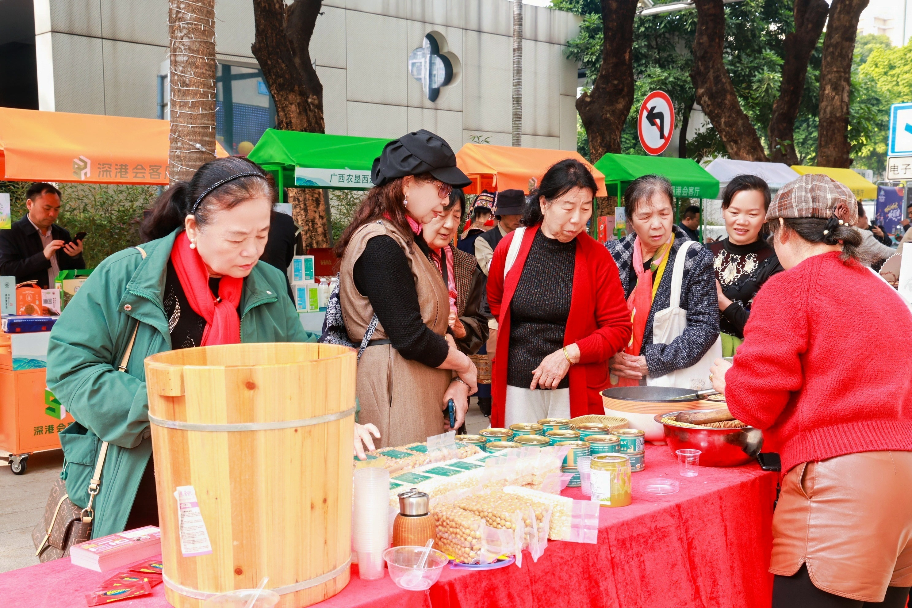 （展销现场市民正在采购）