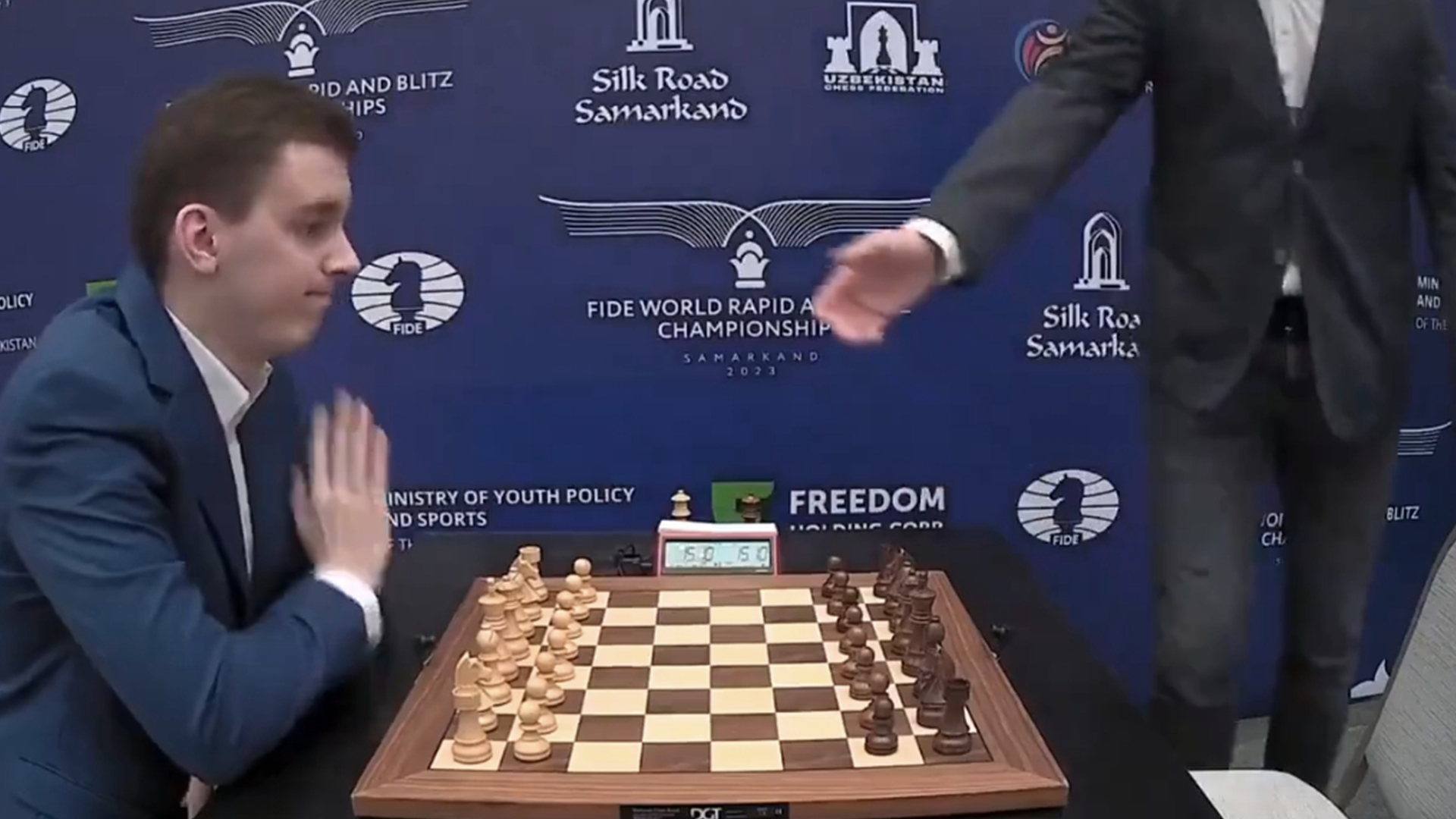 国际象棋赛场一幕：波兰选手拒绝与俄罗斯选手握手