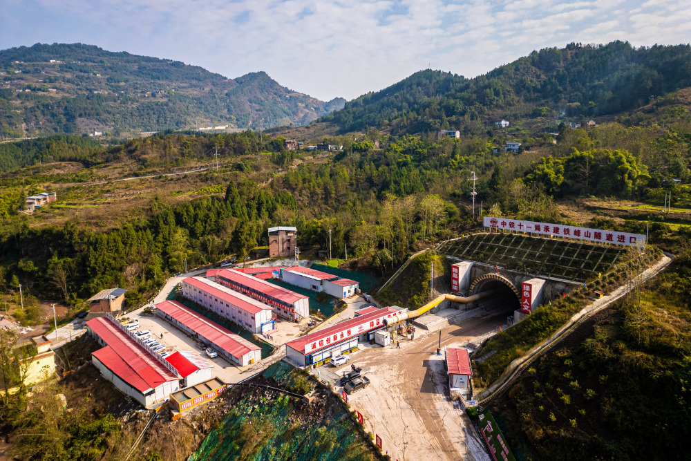 ▲1月4日，西渝高铁开州段，工人们正在铁峰山隧道内施工、除渣。