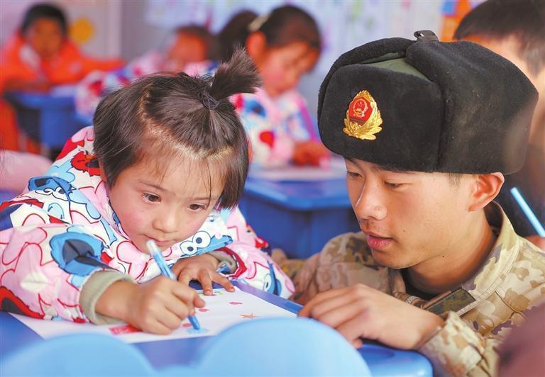2023年12月30日，在积石山县刘集乡刘集小学临时教学点，武警甘肃总队官兵指导小朋友画画。