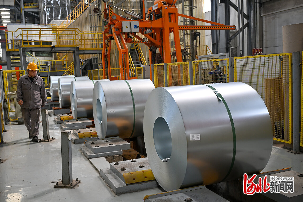 河钢集团唐钢公司员工查看高强汽车板生产线。(资料片) 河北日报记者 赵杰摄.jpg