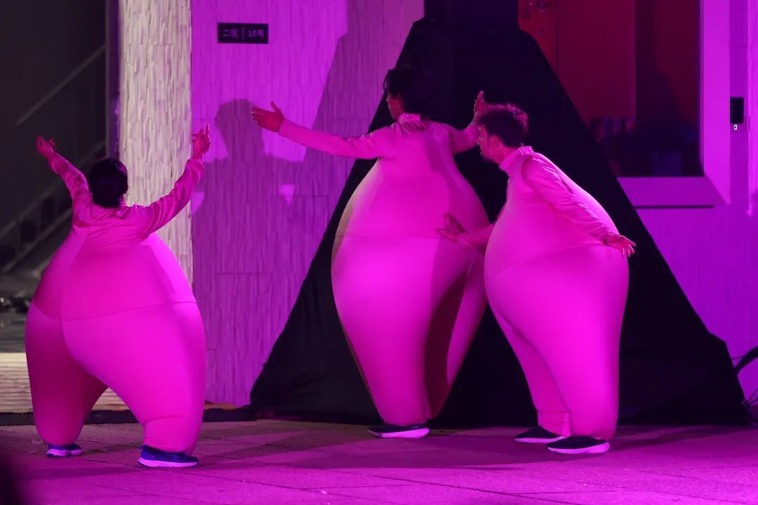 欧洲环境舞蹈顶流“迪迪埃-赛隆剧团”，带来可爱的《行走的膨胀人》。