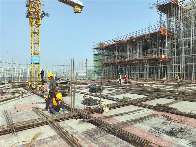 12月25日，位于南昌高新区的南昌瑶湖科学岛一期项目现场，工人抢抓晴好天气加紧施工。江西日报全媒体记者 董文涛摄