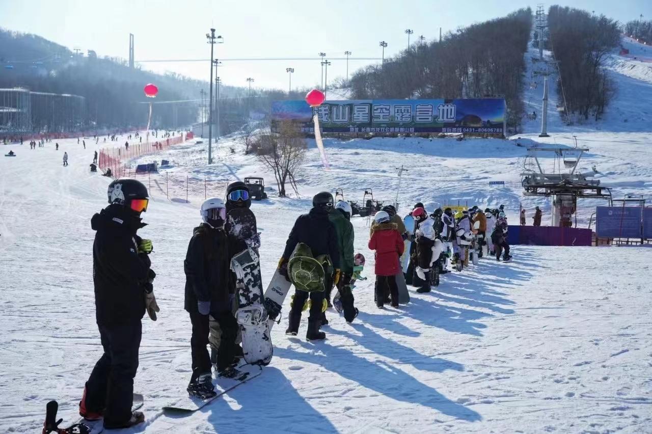 本雪季期间，中国摄影家协会及吉林省摄影家协会会员可在长春莲花山滑雪场进行不同场景的摄影创作，捕捉滑雪运动的动感瞬间。同时，也可免费体验滑雪。