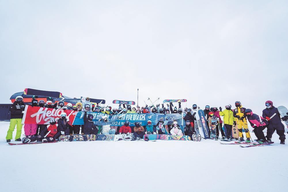 万峰通化滑雪度假区迎来全国各地众多滑雪爱好者。李筱洺 摄