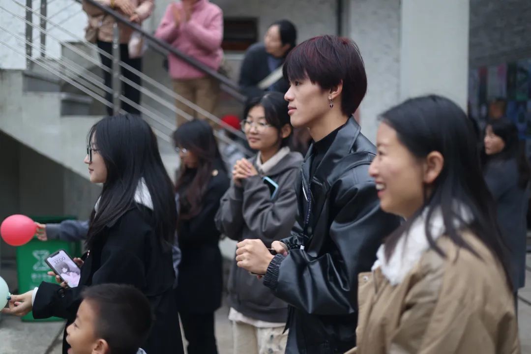 全神贯注的观众。