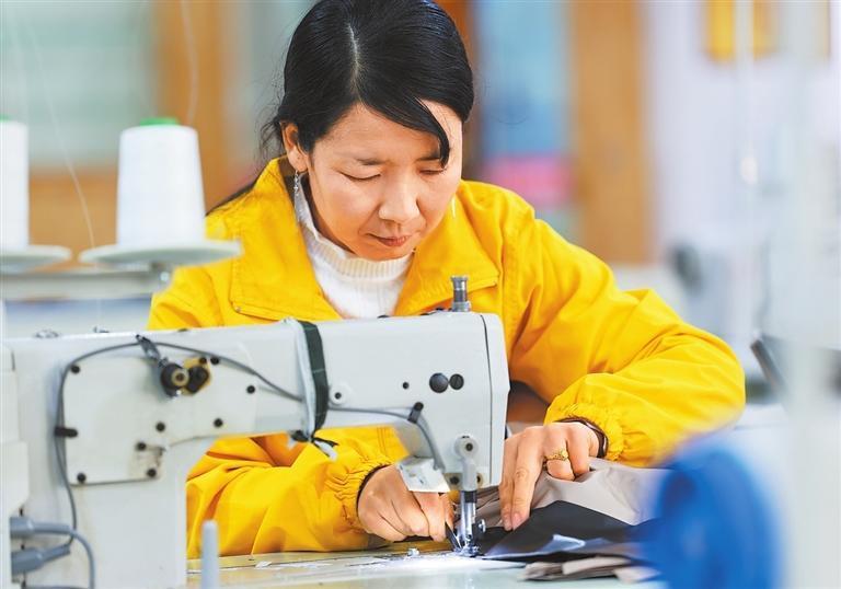 2023年12月30日，在积石山县兴合伞业有限公司生产厂房内，工作人员正在加工生产。目前，企业正在有序复工复产。