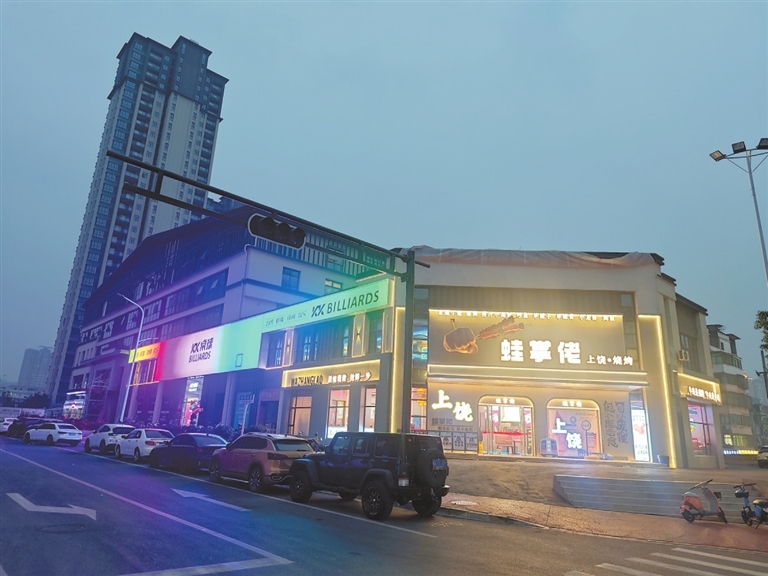 上饶市城市运营（控股）集团有限公司通过对街区重新打造，盘活老旧商铺。图为夜色中的商铺。通讯员 李永康摄