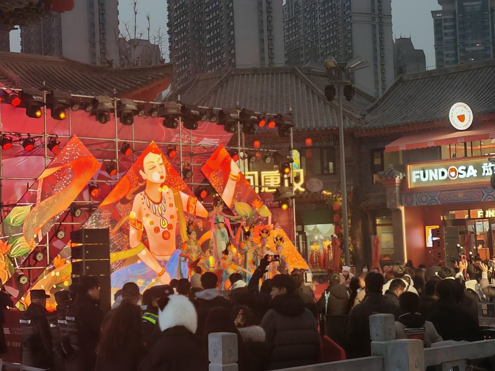 游客在兰州老街观看表演 新华社记者 崔翰超 摄