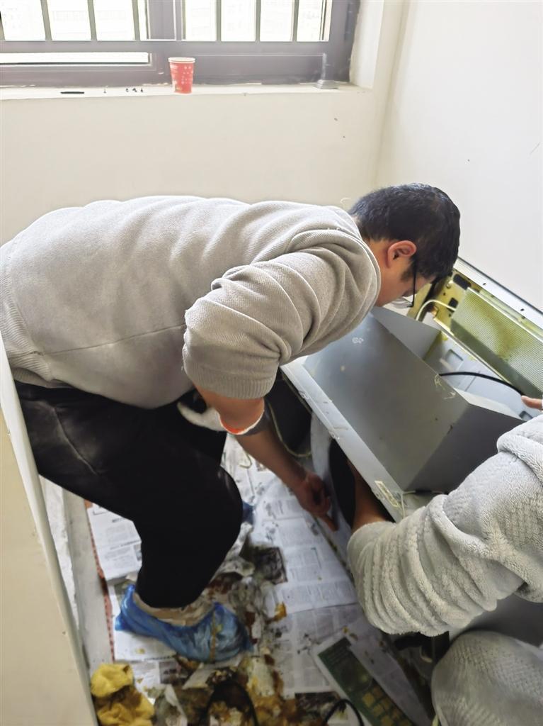 白女士网约的家政人员拆机清洁油烟机