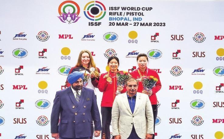 李雪(中)在世界杯领奖台上