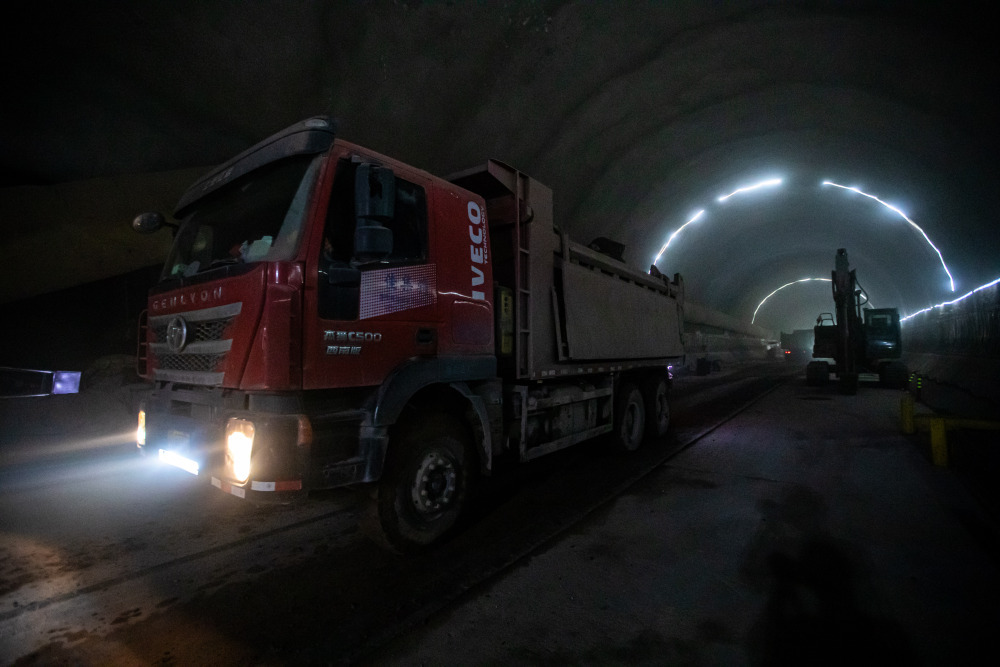 ▲1月4日，西渝高铁开州段，工人们正在铁峰山隧道内施工、除渣。