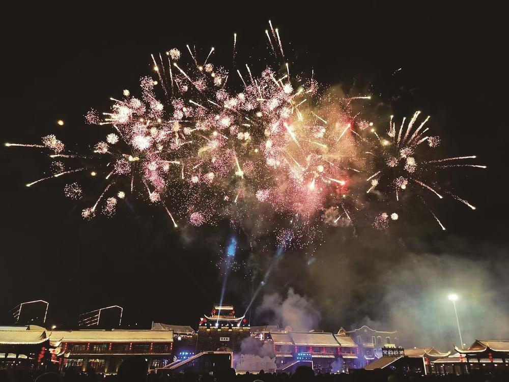 2023年12月31日晚，龙兴里文旅小镇举办跨年烟花秀，迎接2024年。李硕 摄