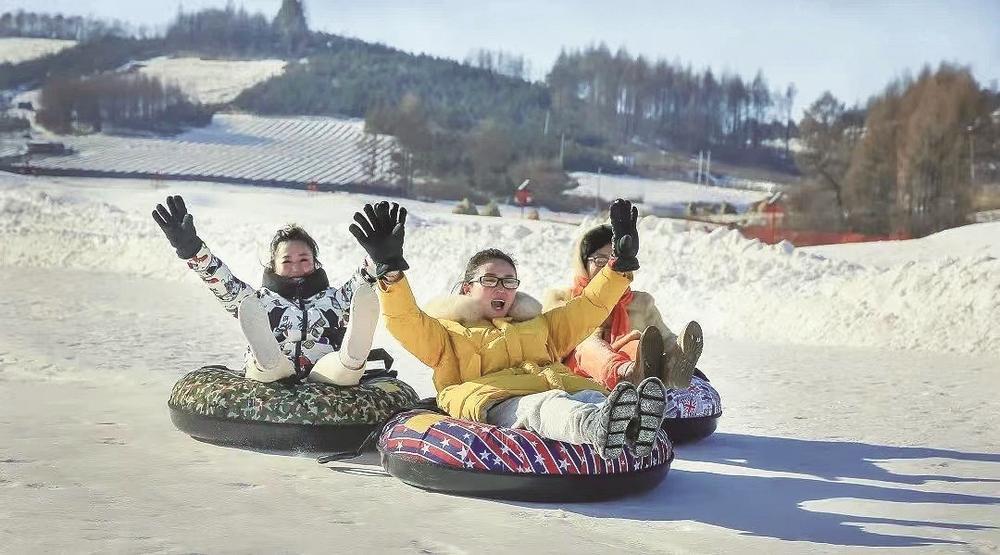 游客畅玩冰雪，欢乐无限。通化市文旅局供图
