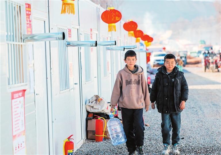 2023年12月31日，在积石山县大河家镇陈家村安置点，家家户户挂起红灯笼，迎接新生活。