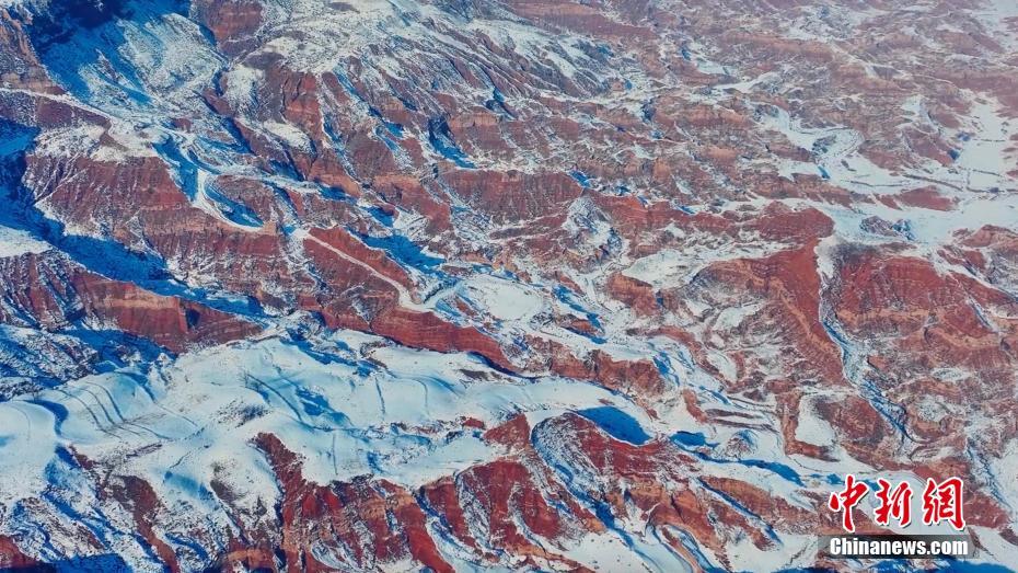 黄土高原上的雪后丹霞美如油画