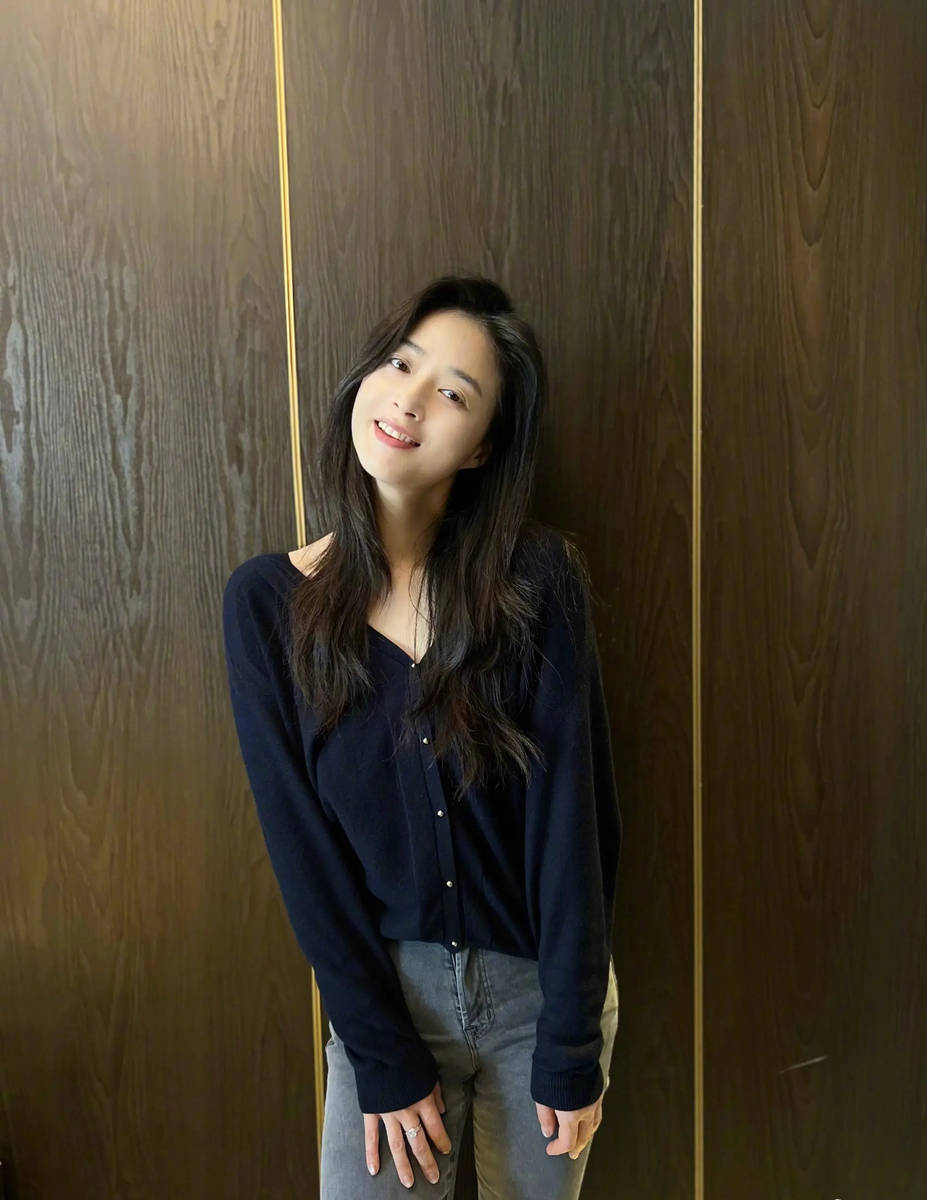 蒋欣笑容甜美动人。

