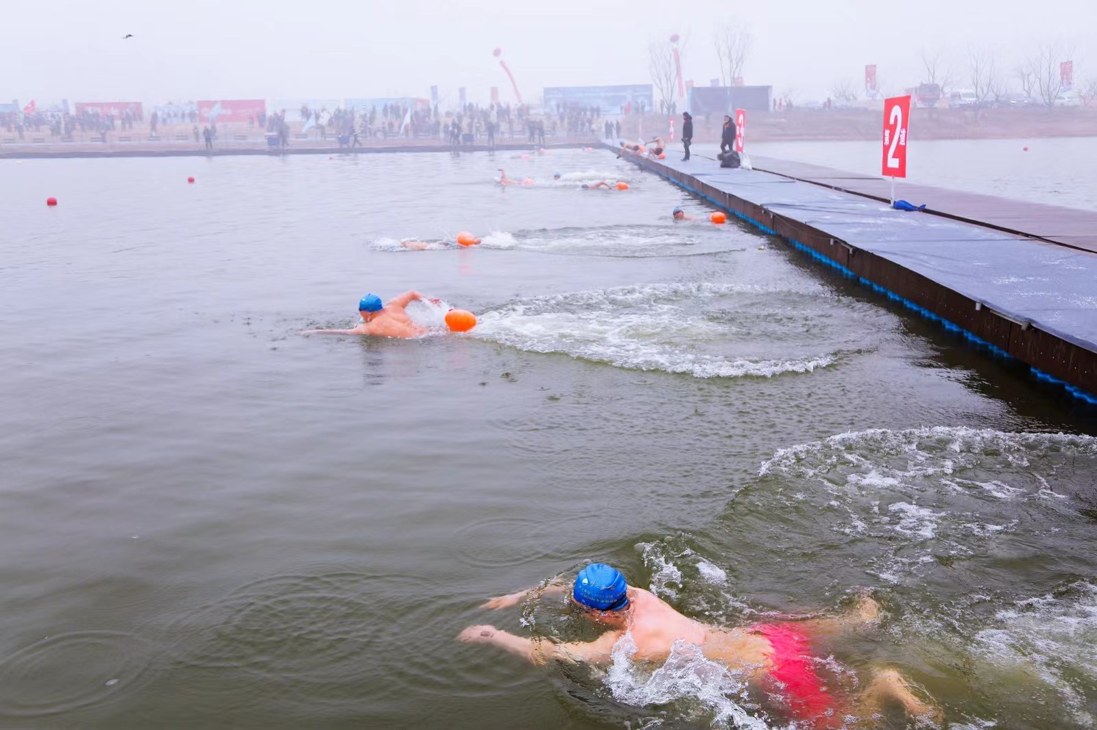 江苏宿城：击水寒冬，600余名“泳士”逐浪朱海