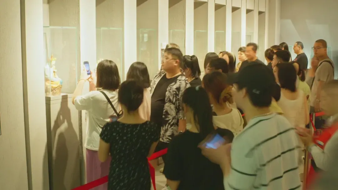 ▲景德镇中国陶瓷博物馆游客打卡“无语菩萨”。江西广播电视台记者摄