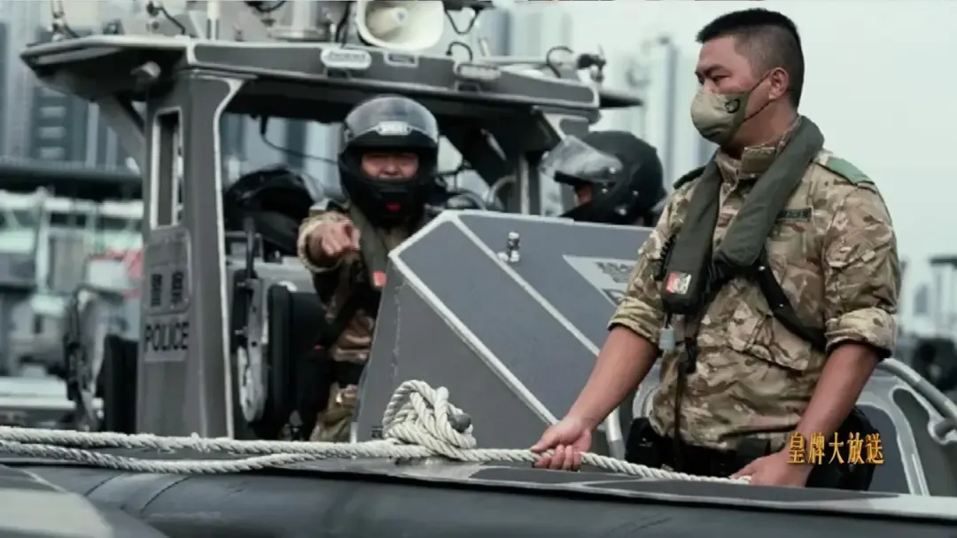 打击走私犯罪，香港水警小艇分区时刻准备着