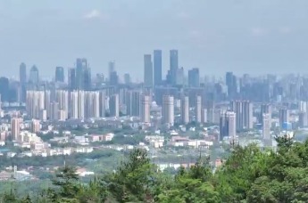 从蟠龙峰景区出发 瞰南昌全景 看湾里新貌