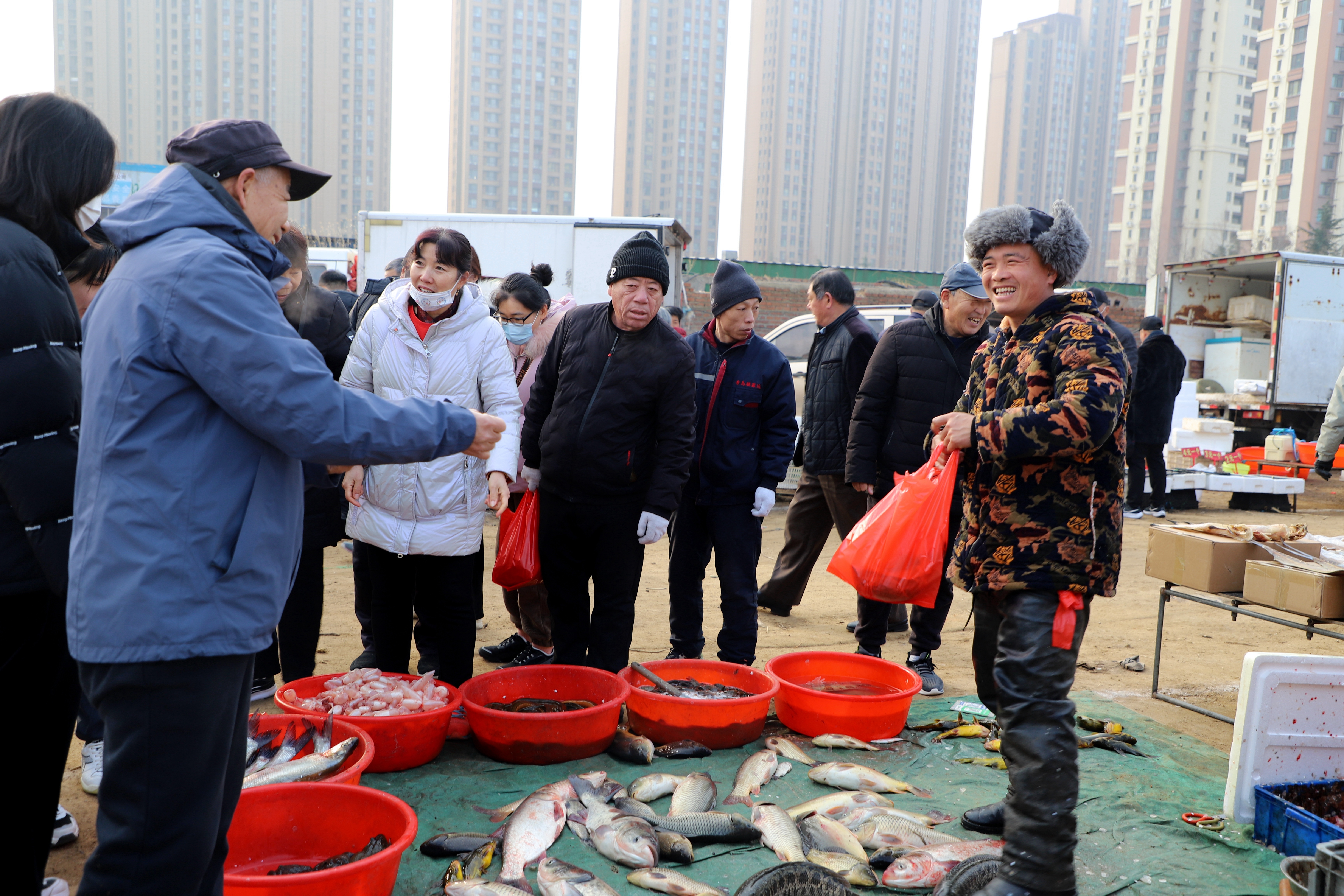 搬迁后的灵山卫大集,更火啦