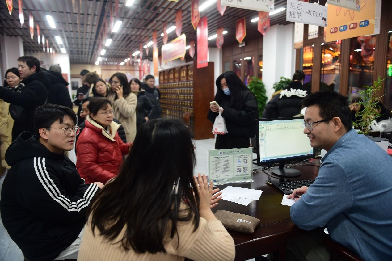 中医专家（右一）为年轻游客辨体开膏方。庄重 摄