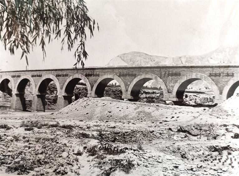 民国时期湟惠渠渡槽旧照（红古区档案馆藏）