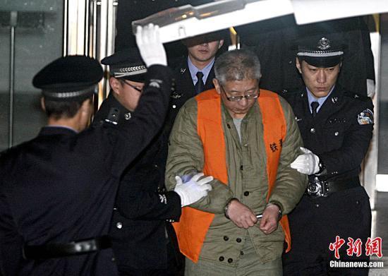 上一轮足坛反腐中，国家体育总局足管中心原副主任杨一民被带出法庭。资料图 张浩 摄