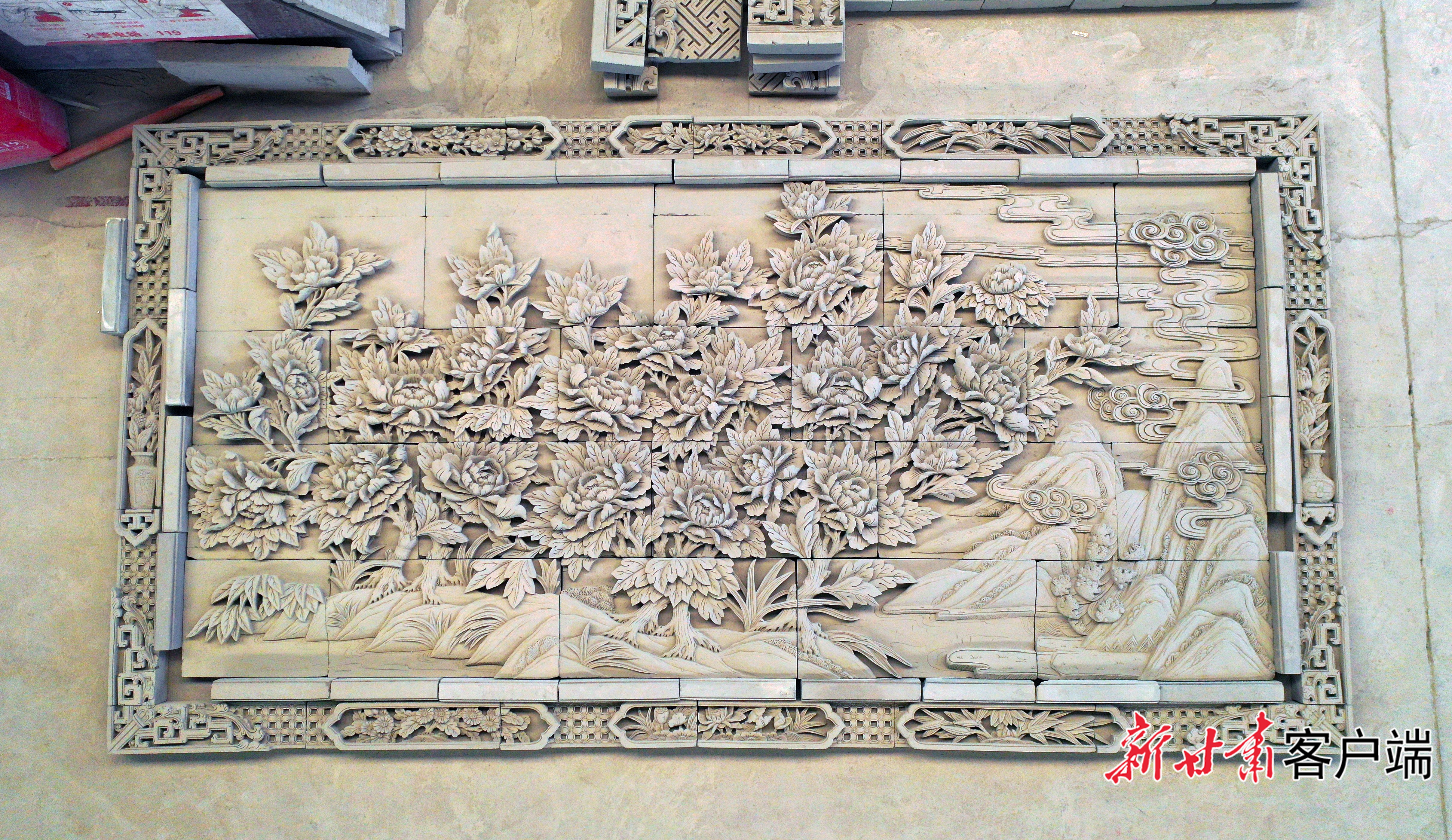 一块普通的青砖，一把简单的刻刀，可以在方寸之间雕刻出富贵典雅的《牡丹图》。