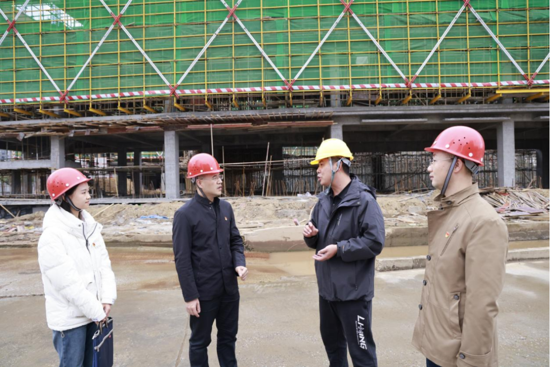 ▲南昌市东湖区纪委监委工作人员在棚户区改造安置房建设现场,了解项目进程情况,核查相关问题线索。摄影︱方宏伟