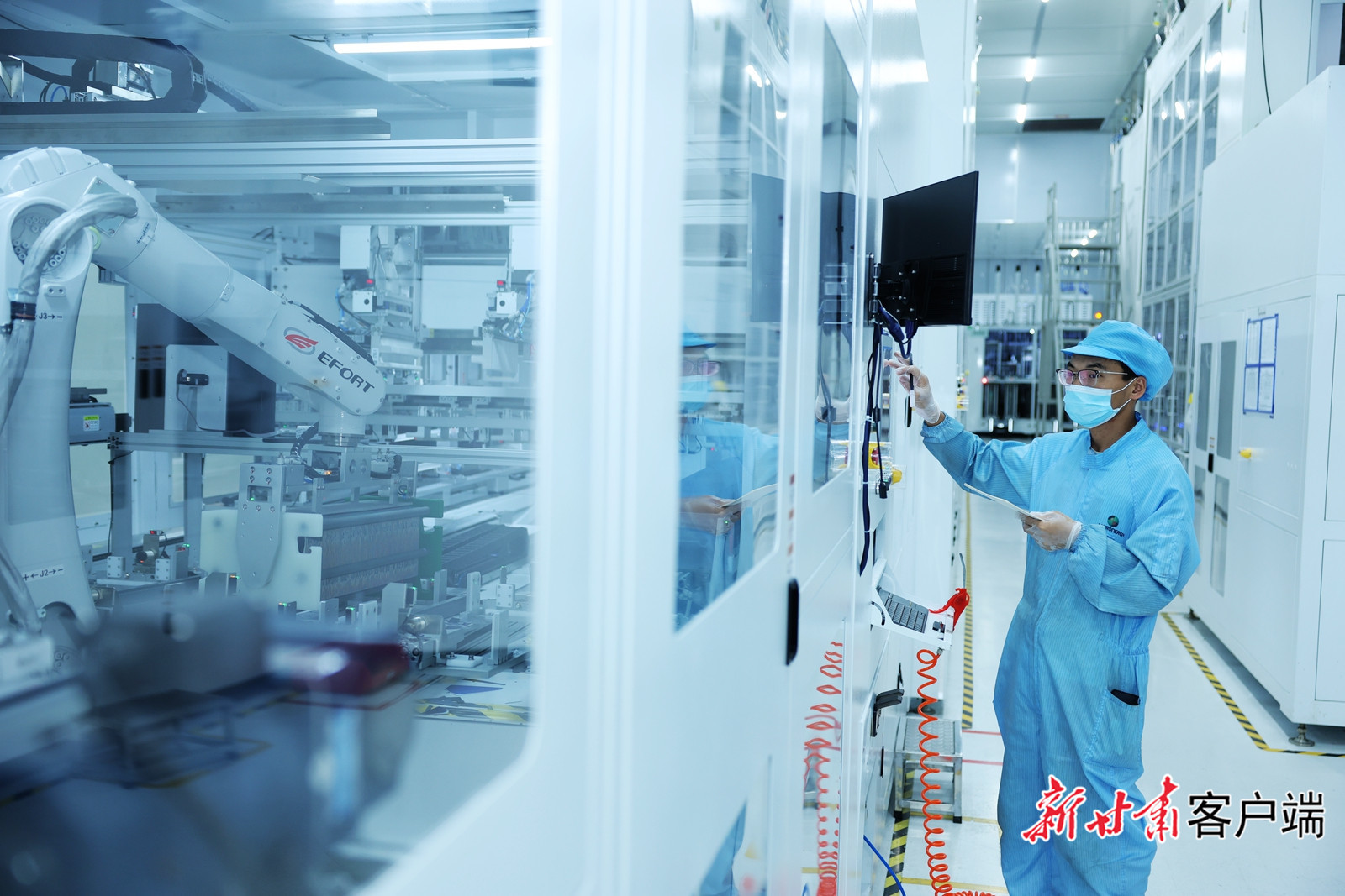 酒泉正泰新能源科技有限公司高效晶硅电池生产无尘车间　新甘肃&middot;甘肃日报记者　冯乐凯　摄