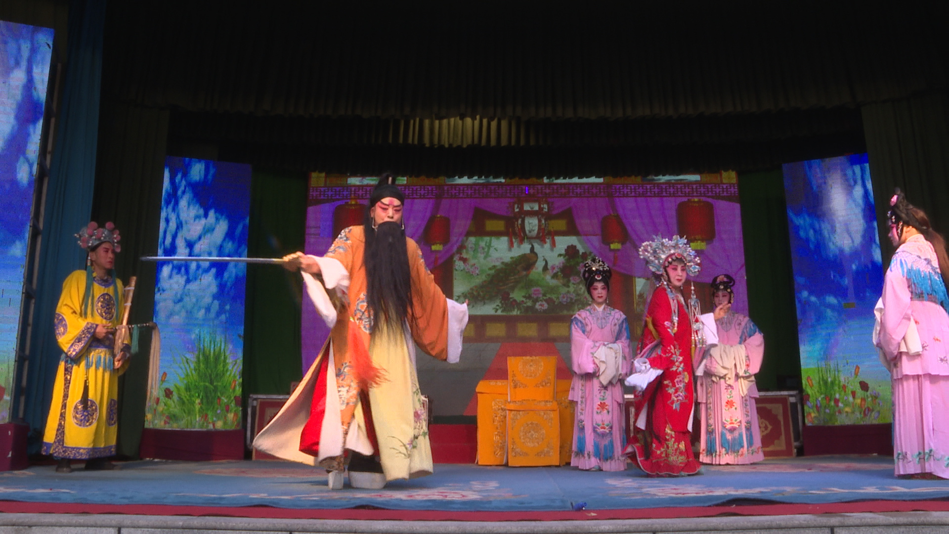 戏曲大餐让群众过足戏瘾　崇信文化进万家惠民暖意浓